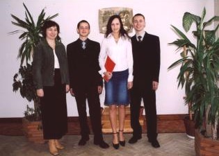 Nauczycielka przedmiotów ekonomicznych A.Żuchowska z maturzystami Nauczycielka przedmiotów ekonomicznych A.Żuchowska z maturzystami przed tablicą upamiętniającą wieloletniego dyrektora szkoły Leona Chrzanowskiego