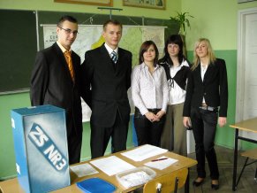 Stoją od lewej: Bartosz Wójcik, Marcin Maj, Anita Bąk, Karolina Kasińska, Karolina Olech Stoją od lewej: Bartosz Wójcik, Marcin Maj, Anita Bąk, Karolina Kasińska, Karolina Olech
