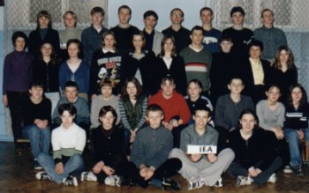 Klasa 1Ea - zobacz skrót strony www Klasa 1Ea (zdjęcie w auli szkolnej z 2000r.) - zobacz skrót strony www