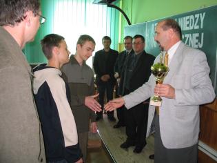 Naczelnik WEKKFiT wrcza puchar laureatom II TWI