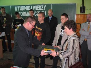 Zwyciskie druyny odbieraj nagrody ufundowane przez sponsorw