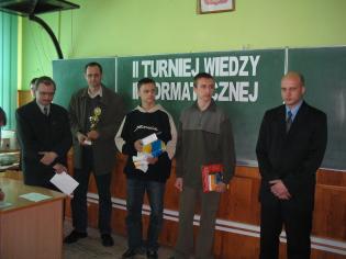 Zwyciska druyna wraz z opiekunem oraz sponsorem (CPKomputery)