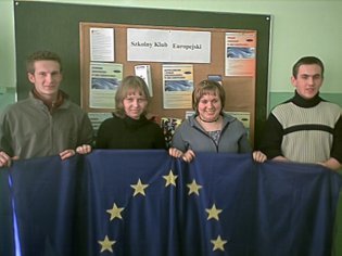 Członkowie Szkolnego Klubu Europejskiego