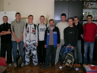 X.2005r. - laureaci I miejsca w sztafetowych biegach przełajowych X.2005r. - laureaci I miejsca w sztafetowych biegach przełajowych z opiekunem K. Jarosem