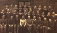 Pierwsi absolwenci Liceum Przemys�owego w 1949 roku wraz z wychowawc� W. Fabiszewskim