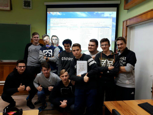Pami�tkowe zdj�cie z kosztorysem - klasa 2Tia - listopad 2017 - nauczyciel ukry� kosztorys w ostatniej chwili xD