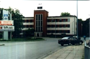 Widok z wiaduktu na budynek szkoły Widok z wiaduktu na budynek szkoły